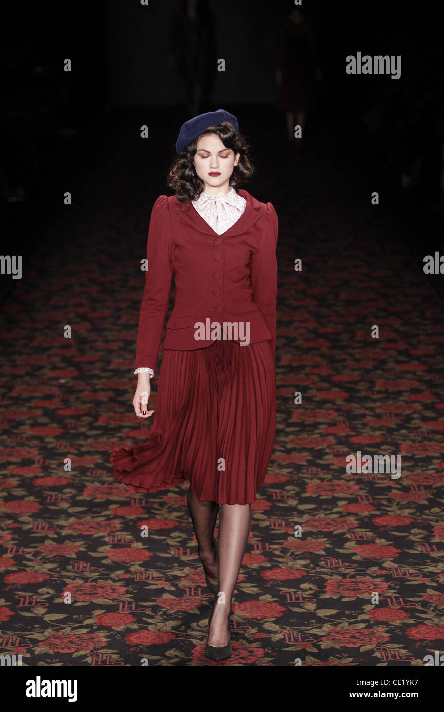 Modell auf Mercedes-Benz Fashion Week Berlin Herbst/Winter 2012 - Lena Hoschek - Catwalk im Fashion-Zelt am Brandenburger Tor (Brandenburger Tor). Berlin, Deutschland - 18.01.2012. Stockfoto
