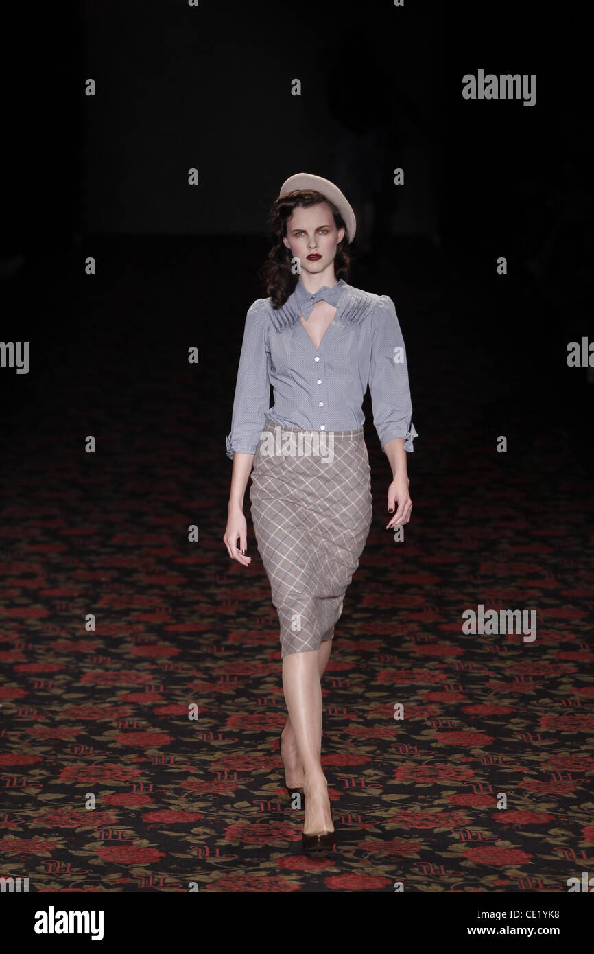 Modell auf Mercedes-Benz Fashion Week Berlin Herbst/Winter 2012 - Lena Hoschek - Catwalk im Fashion-Zelt am Brandenburger Tor (Brandenburger Tor). Berlin, Deutschland - 18.01.2012. Stockfoto