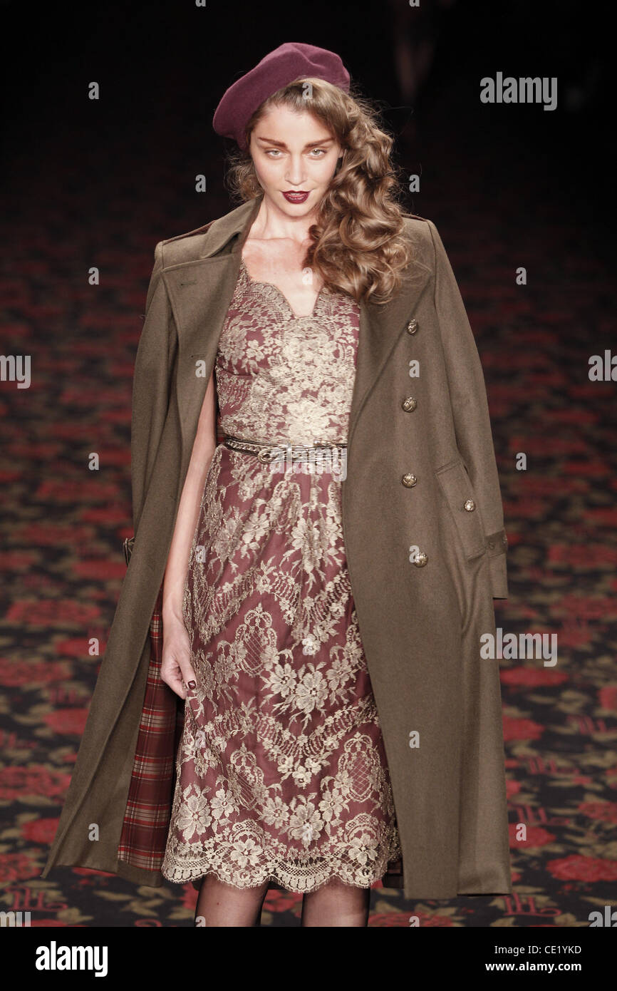Modell auf Mercedes-Benz Fashion Week Berlin Herbst/Winter 2012 - Lena Hoschek - Catwalk im Fashion-Zelt am Brandenburger Tor (Brandenburger Tor). Berlin, Deutschland - 18.01.2012. Stockfoto