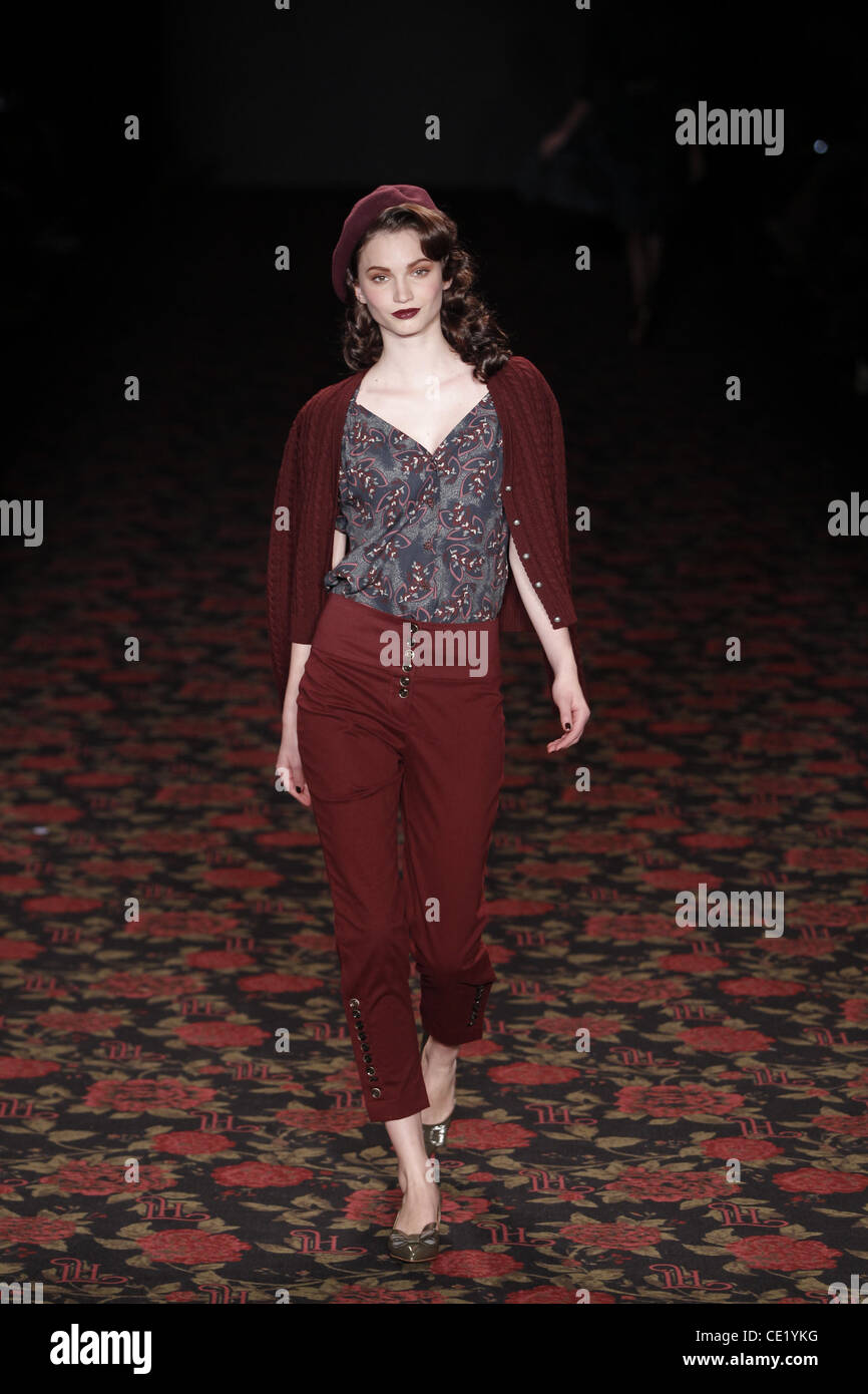 Modell auf Mercedes-Benz Fashion Week Berlin Herbst/Winter 2012 - Lena Hoschek - Catwalk im Fashion-Zelt am Brandenburger Tor (Brandenburger Tor). Berlin, Deutschland - 18.01.2012. Stockfoto