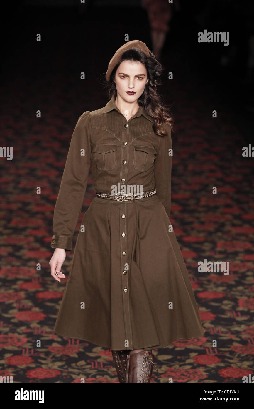 Modell auf Mercedes-Benz Fashion Week Berlin Herbst/Winter 2012 - Lena Hoschek - Catwalk im Fashion-Zelt am Brandenburger Tor (Brandenburger Tor). Berlin, Deutschland - 18.01.2012. Stockfoto
