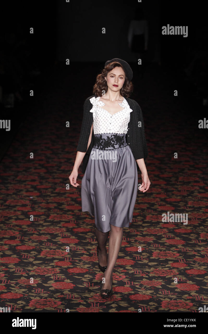 Modell auf Mercedes-Benz Fashion Week Berlin Herbst/Winter 2012 - Lena Hoschek - Catwalk im Fashion-Zelt am Brandenburger Tor (Brandenburger Tor). Berlin, Deutschland - 18.01.2012. Stockfoto
