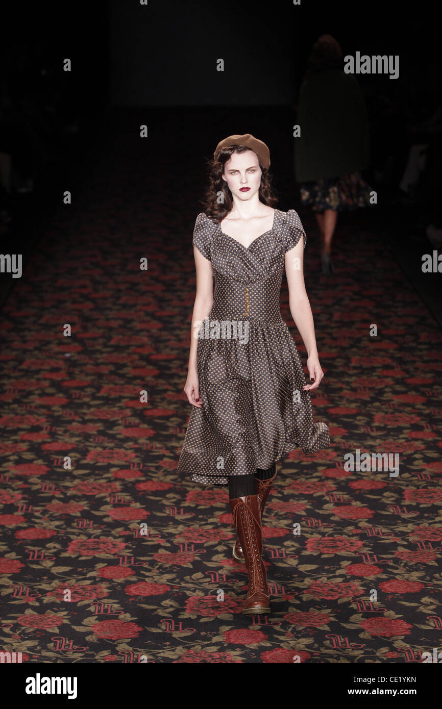 Modell auf Mercedes-Benz Fashion Week Berlin Herbst/Winter 2012 - Lena Hoschek - Catwalk im Fashion-Zelt am Brandenburger Tor (Brandenburger Tor). Berlin, Deutschland - 18.01.2012. Stockfoto