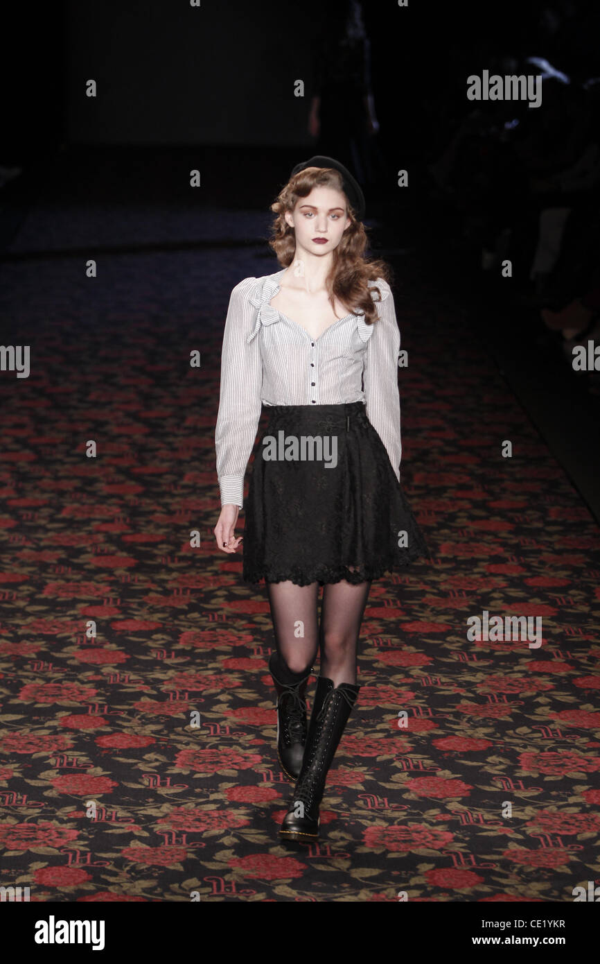 Modell auf Mercedes-Benz Fashion Week Berlin Herbst/Winter 2012 - Lena Hoschek - Catwalk im Fashion-Zelt am Brandenburger Tor (Brandenburger Tor). Berlin, Deutschland - 18.01.2012. Stockfoto