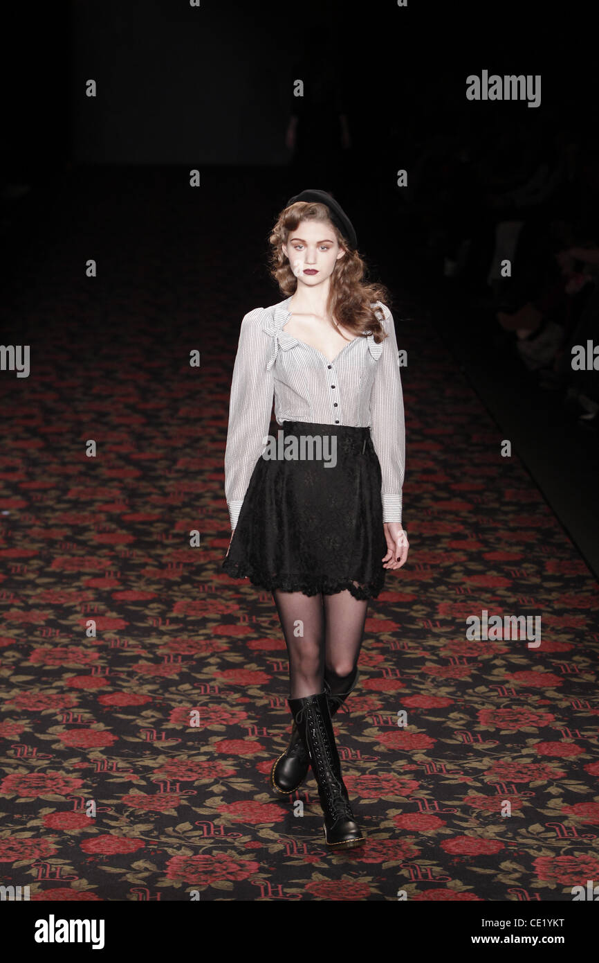 Modell auf Mercedes-Benz Fashion Week Berlin Herbst/Winter 2012 - Lena Hoschek - Catwalk im Fashion-Zelt am Brandenburger Tor (Brandenburger Tor). Berlin, Deutschland - 18.01.2012. Stockfoto