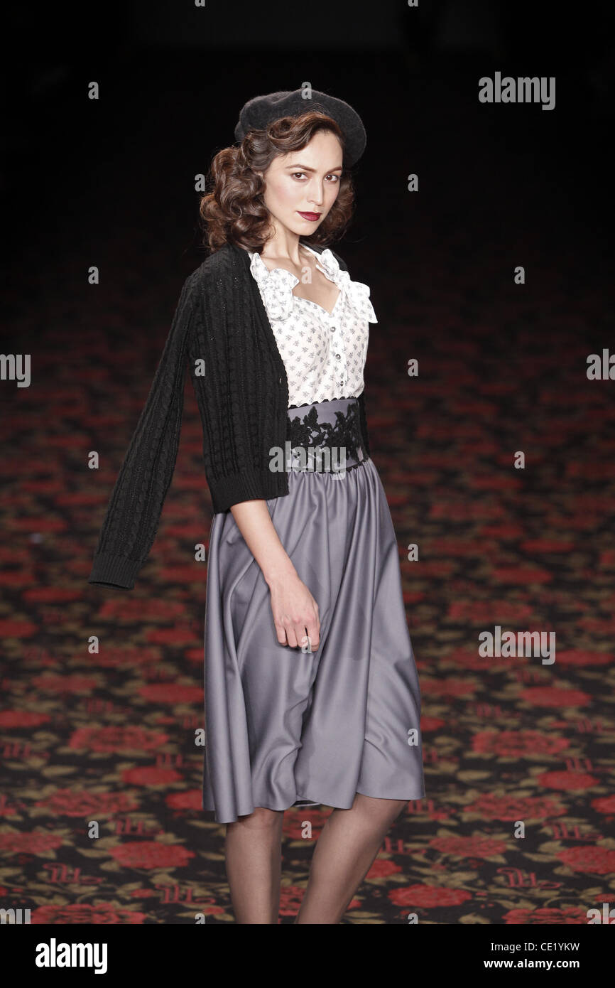 Modell auf Mercedes-Benz Fashion Week Berlin Herbst/Winter 2012 - Lena Hoschek - Catwalk im Fashion-Zelt am Brandenburger Tor (Brandenburger Tor). Berlin, Deutschland - 18.01.2012. Stockfoto