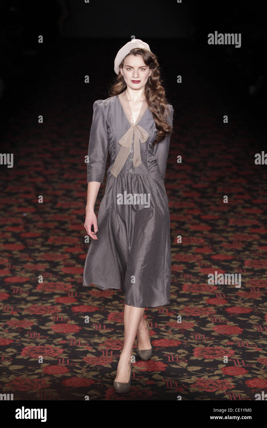 Modell auf Mercedes-Benz Fashion Week Berlin Herbst/Winter 2012 - Lena Hoschek - Catwalk im Fashion-Zelt am Brandenburger Tor (Brandenburger Tor). Berlin, Deutschland - 18.01.2012. Stockfoto