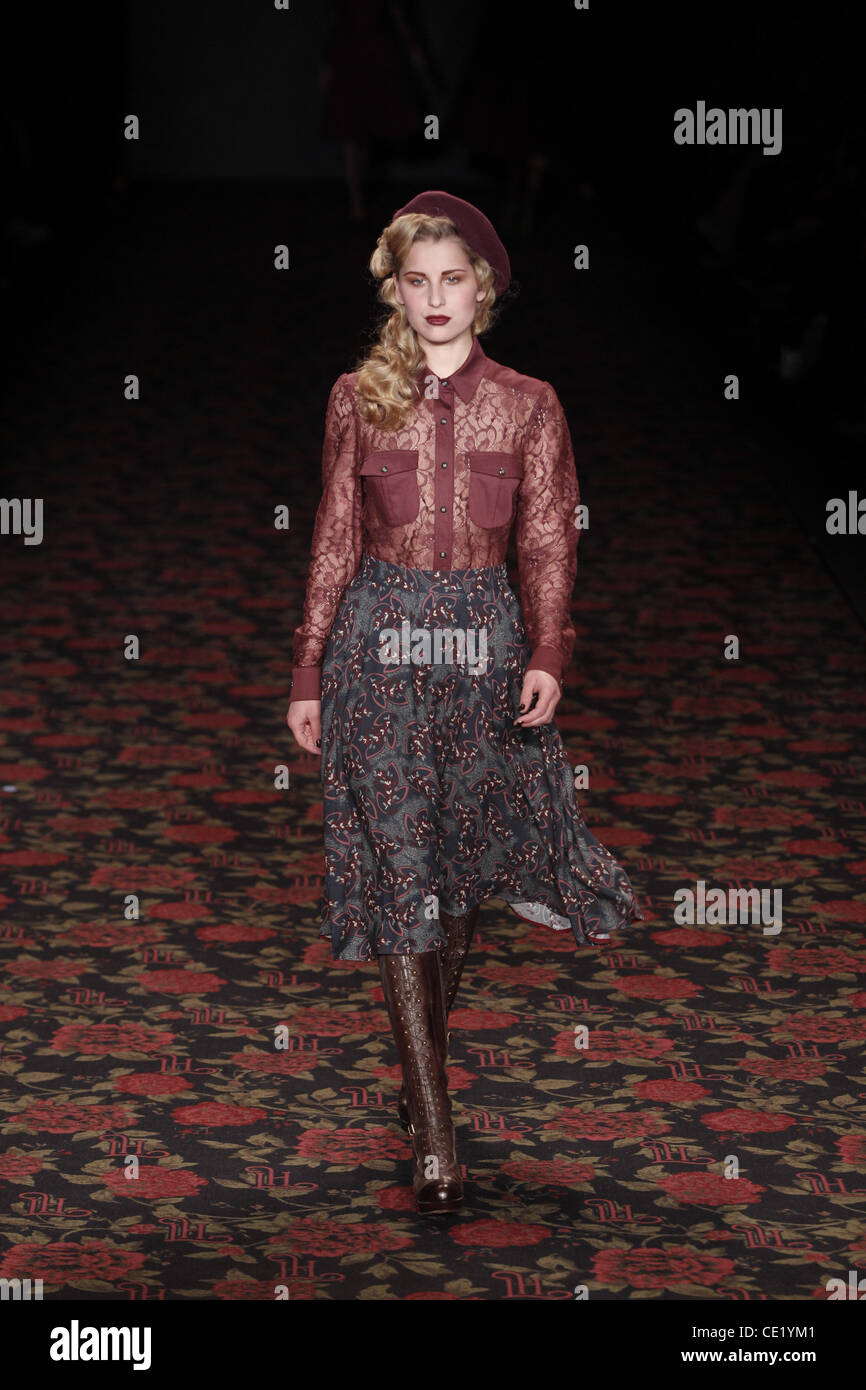Modell auf Mercedes-Benz Fashion Week Berlin Herbst/Winter 2012 - Lena Hoschek - Catwalk im Fashion-Zelt am Brandenburger Tor (Brandenburger Tor). Berlin, Deutschland - 18.01.2012. Stockfoto