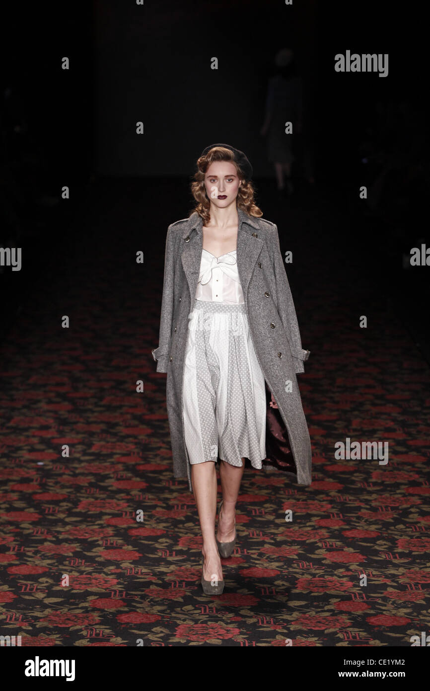 Modell auf Mercedes-Benz Fashion Week Berlin Herbst/Winter 2012 - Lena Hoschek - Catwalk im Fashion-Zelt am Brandenburger Tor (Brandenburger Tor). Berlin, Deutschland - 18.01.2012. Stockfoto
