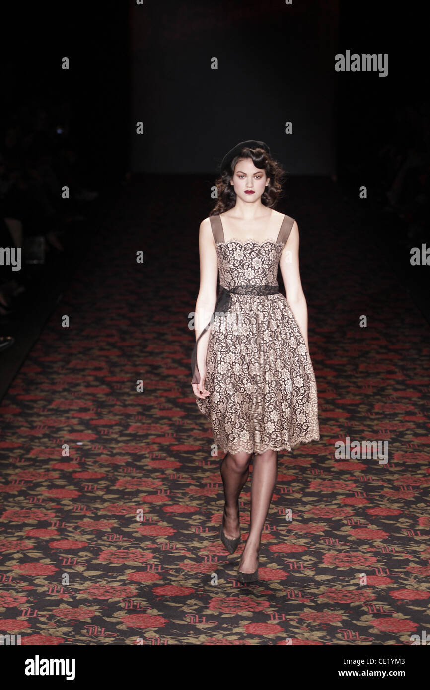 Modell auf Mercedes-Benz Fashion Week Berlin Herbst/Winter 2012 - Lena Hoschek - Catwalk im Fashion-Zelt am Brandenburger Tor (Brandenburger Tor). Berlin, Deutschland - 18.01.2012. Stockfoto