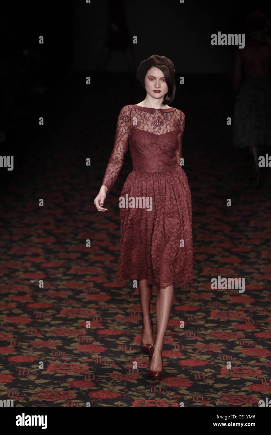 Modell auf Mercedes-Benz Fashion Week Berlin Herbst/Winter 2012 - Lena Hoschek - Catwalk im Fashion-Zelt am Brandenburger Tor (Brandenburger Tor). Berlin, Deutschland - 18.01.2012. Stockfoto