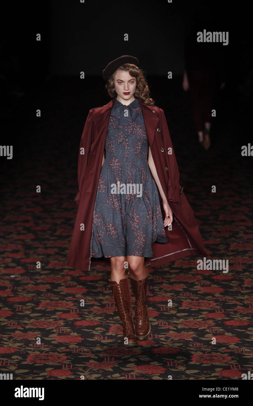 Modell auf Mercedes-Benz Fashion Week Berlin Herbst/Winter 2012 - Lena Hoschek - Catwalk im Fashion-Zelt am Brandenburger Tor (Brandenburger Tor). Berlin, Deutschland - 18.01.2012. Stockfoto