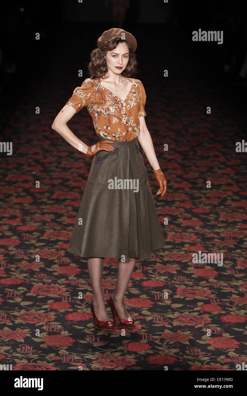 Modell auf Mercedes-Benz Fashion Week Berlin Herbst/Winter 2012 - Lena Hoschek - Catwalk im Fashion-Zelt am Brandenburger Tor (Brandenburger Tor). Berlin, Deutschland - 18.01.2012. Stockfoto