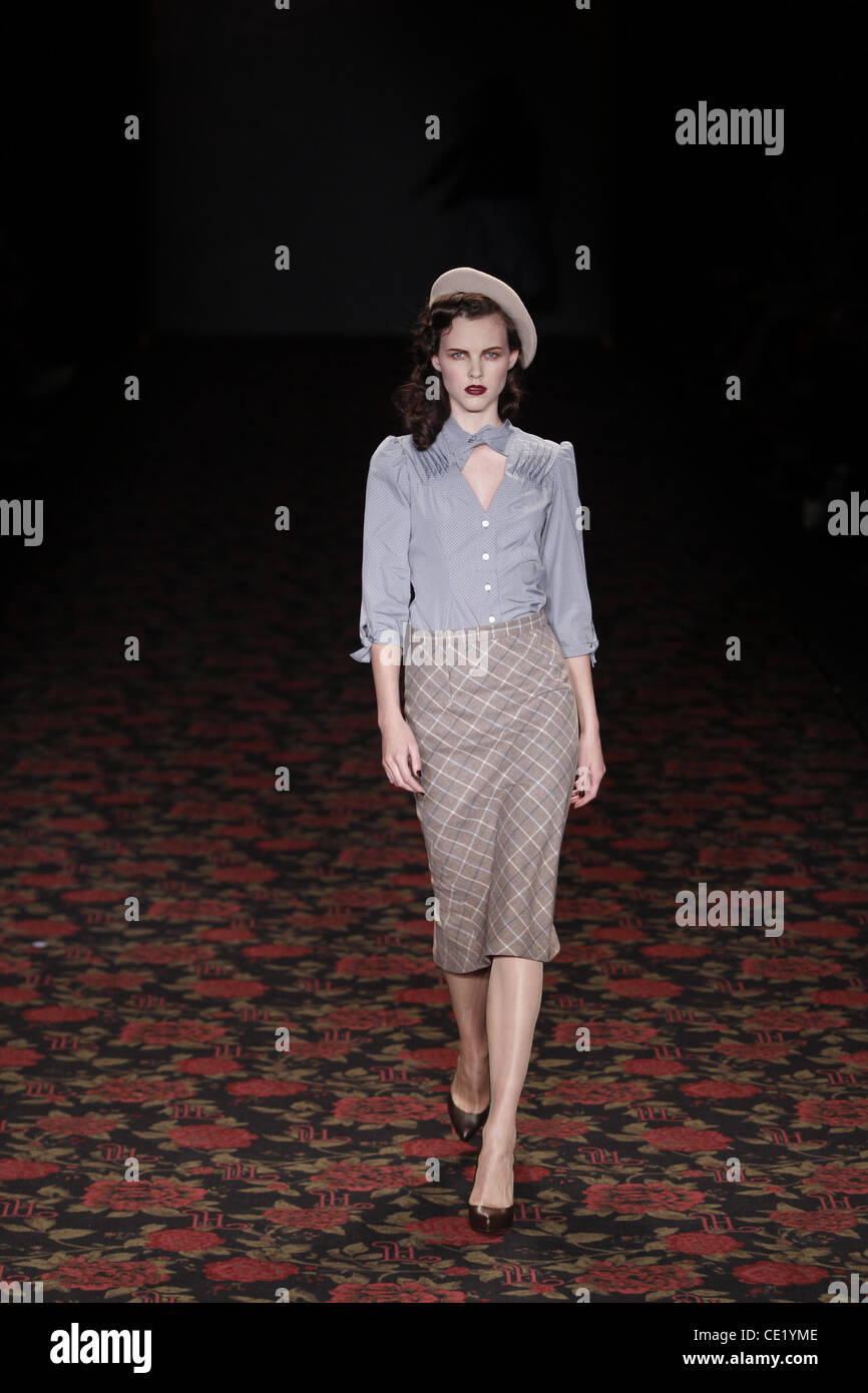 Modell auf Mercedes-Benz Fashion Week Berlin Herbst/Winter 2012 - Lena Hoschek - Catwalk im Fashion-Zelt am Brandenburger Tor (Brandenburger Tor). Berlin, Deutschland - 18.01.2012. Stockfoto