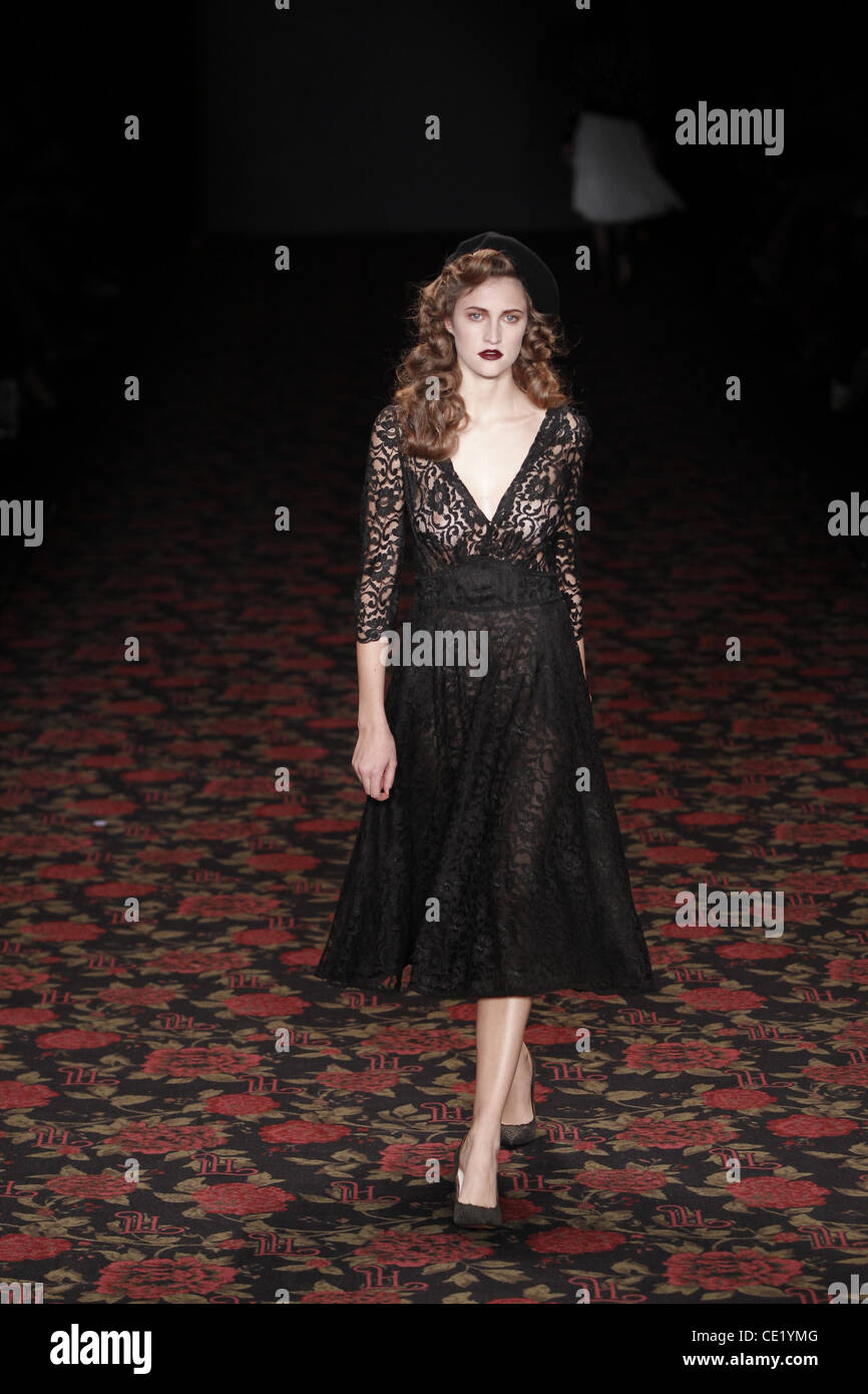 Modell auf Mercedes-Benz Fashion Week Berlin Herbst/Winter 2012 - Lena Hoschek - Catwalk im Fashion-Zelt am Brandenburger Tor (Brandenburger Tor). Berlin, Deutschland - 18.01.2012. Stockfoto