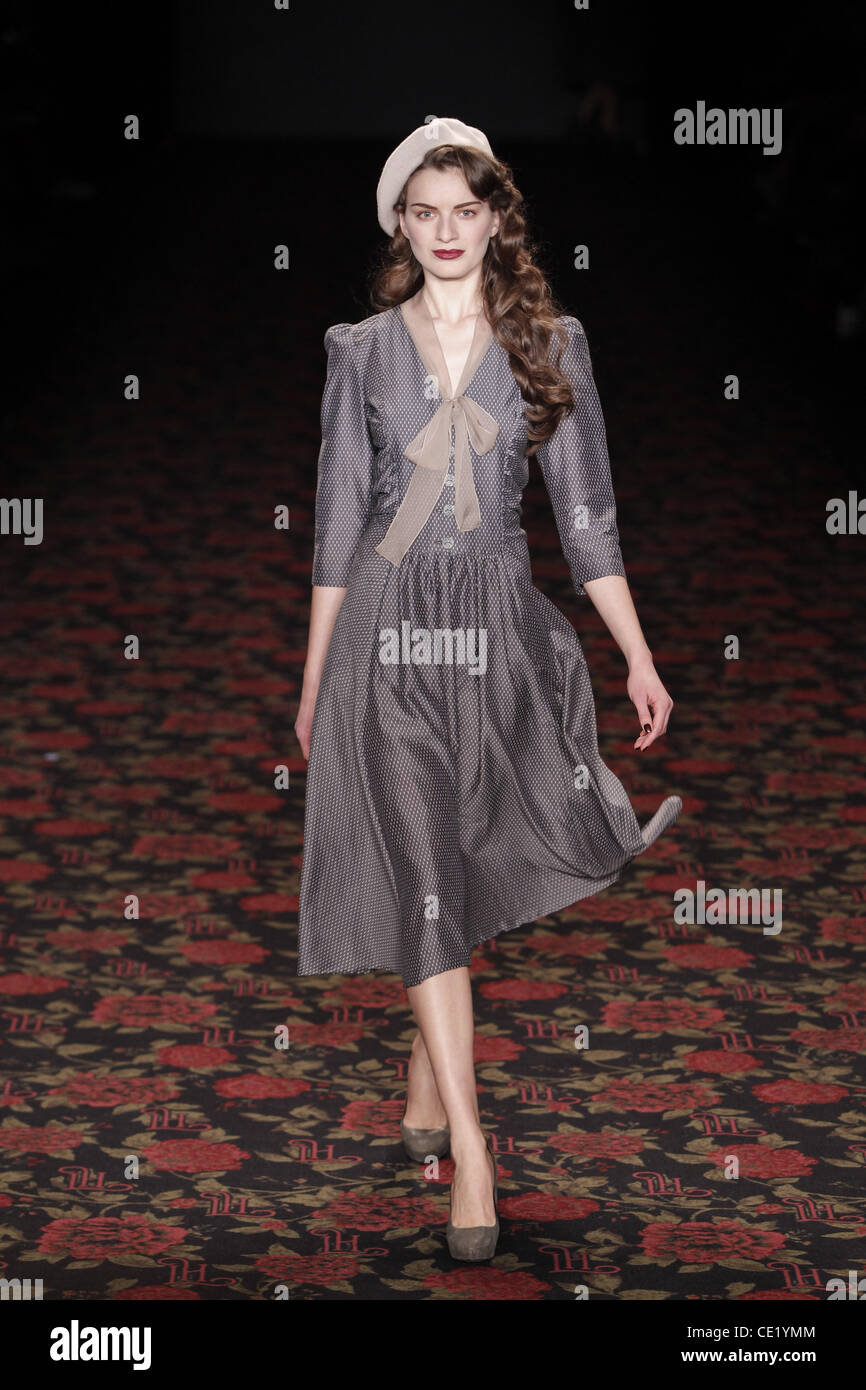 Modell auf Mercedes-Benz Fashion Week Berlin Herbst/Winter 2012 - Lena Hoschek - Catwalk im Fashion-Zelt am Brandenburger Tor (Brandenburger Tor). Berlin, Deutschland - 18.01.2012. Stockfoto