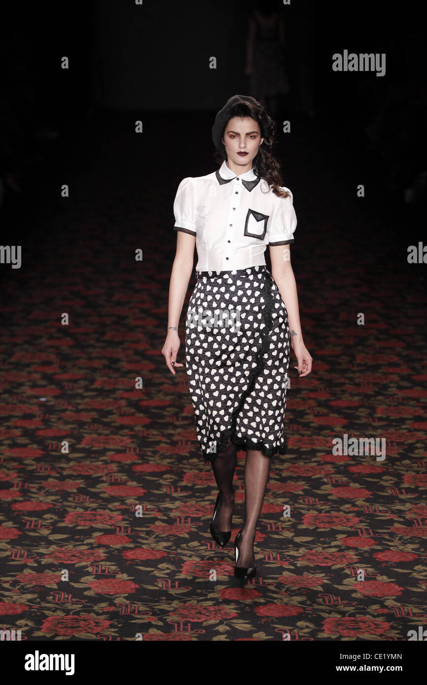 Modell auf Mercedes-Benz Fashion Week Berlin Herbst/Winter 2012 - Lena Hoschek - Catwalk im Fashion-Zelt am Brandenburger Tor (Brandenburger Tor). Berlin, Deutschland - 18.01.2012. Stockfoto