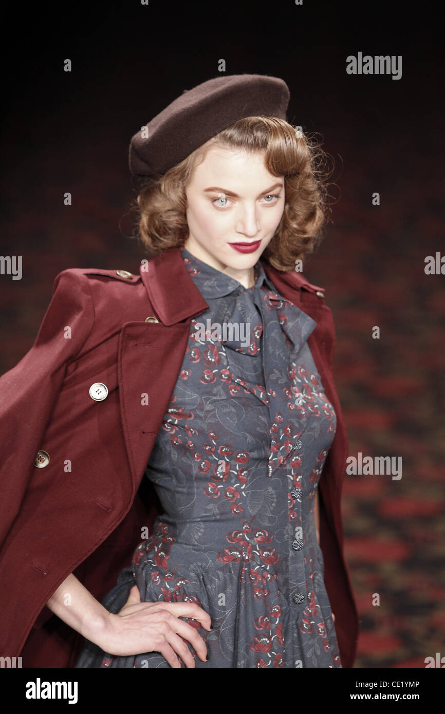 Modell auf Mercedes-Benz Fashion Week Berlin Herbst/Winter 2012 - Lena Hoschek - Catwalk im Fashion-Zelt am Brandenburger Tor (Brandenburger Tor). Berlin, Deutschland - 18.01.2012. Stockfoto