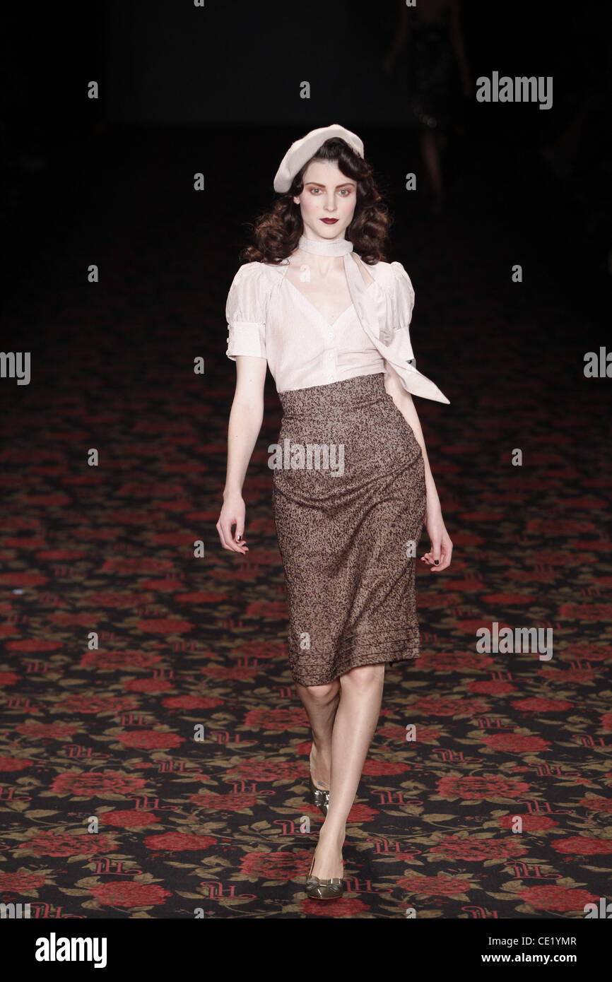 Modell auf Mercedes-Benz Fashion Week Berlin Herbst/Winter 2012 - Lena Hoschek - Catwalk im Fashion-Zelt am Brandenburger Tor (Brandenburger Tor). Berlin, Deutschland - 18.01.2012. Stockfoto