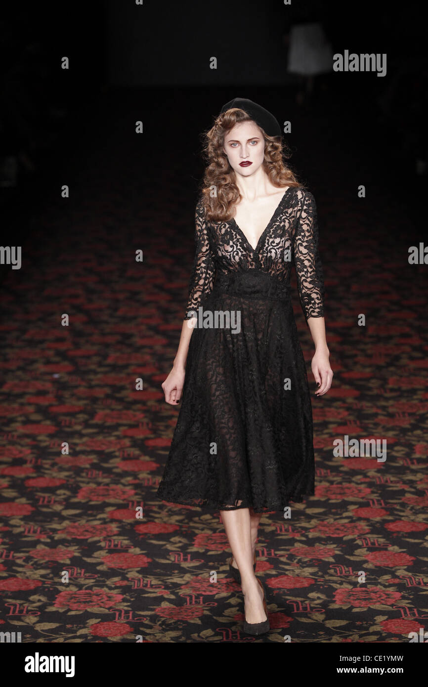 Modell auf Mercedes-Benz Fashion Week Berlin Herbst/Winter 2012 - Lena Hoschek - Catwalk im Fashion-Zelt am Brandenburger Tor (Brandenburger Tor). Berlin, Deutschland - 18.01.2012. Stockfoto