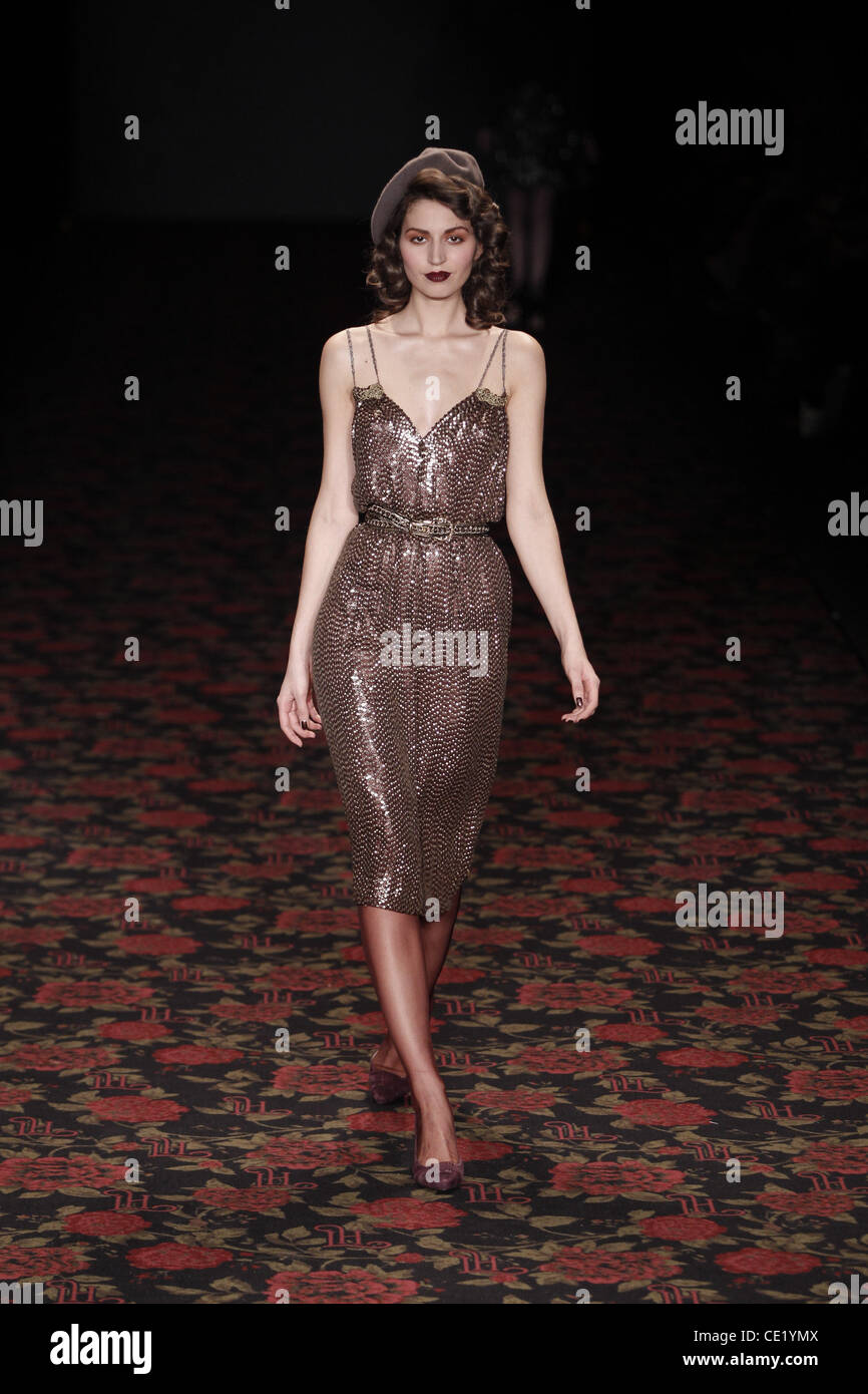 Modell auf Mercedes-Benz Fashion Week Berlin Herbst/Winter 2012 - Lena Hoschek - Catwalk im Fashion-Zelt am Brandenburger Tor (Brandenburger Tor). Berlin, Deutschland - 18.01.2012. Stockfoto