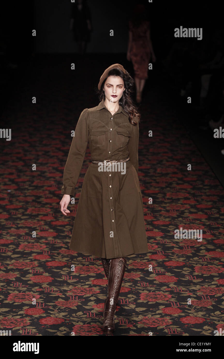 Modell auf Mercedes-Benz Fashion Week Berlin Herbst/Winter 2012 - Lena Hoschek - Catwalk im Fashion-Zelt am Brandenburger Tor (Brandenburger Tor). Berlin, Deutschland - 18.01.2012. Stockfoto