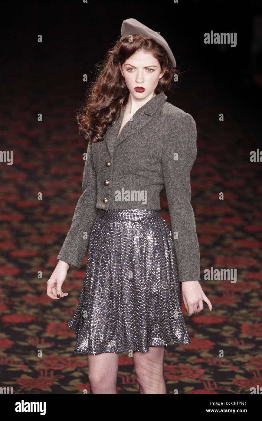 Modell auf Mercedes-Benz Fashion Week Berlin Herbst/Winter 2012 - Lena Hoschek - Catwalk im Fashion-Zelt am Brandenburger Tor (Brandenburger Tor). Berlin, Deutschland - 18.01.2012. Stockfoto