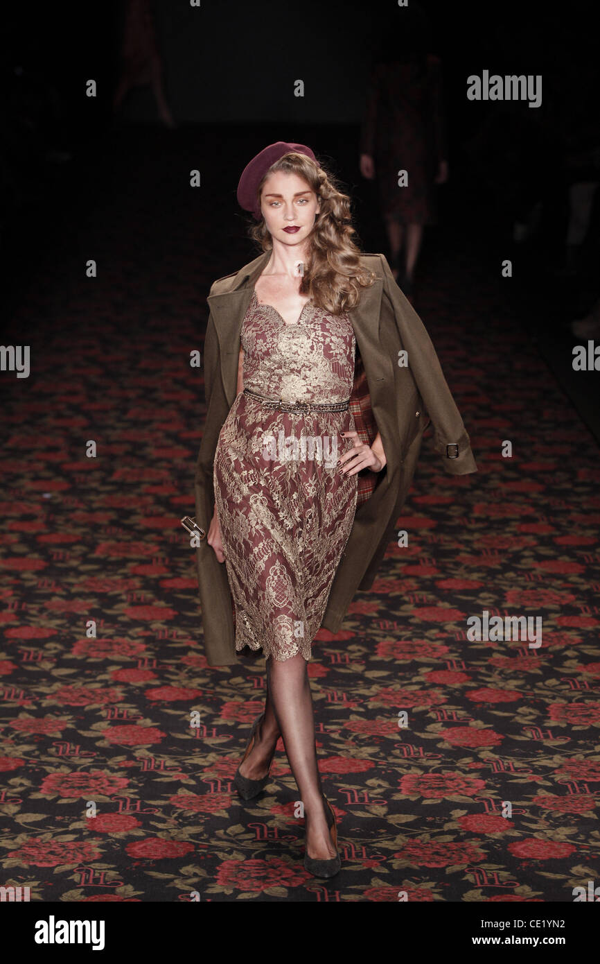 Modell auf Mercedes-Benz Fashion Week Berlin Herbst/Winter 2012 - Lena Hoschek - Catwalk im Fashion-Zelt am Brandenburger Tor (Brandenburger Tor). Berlin, Deutschland - 18.01.2012. Stockfoto