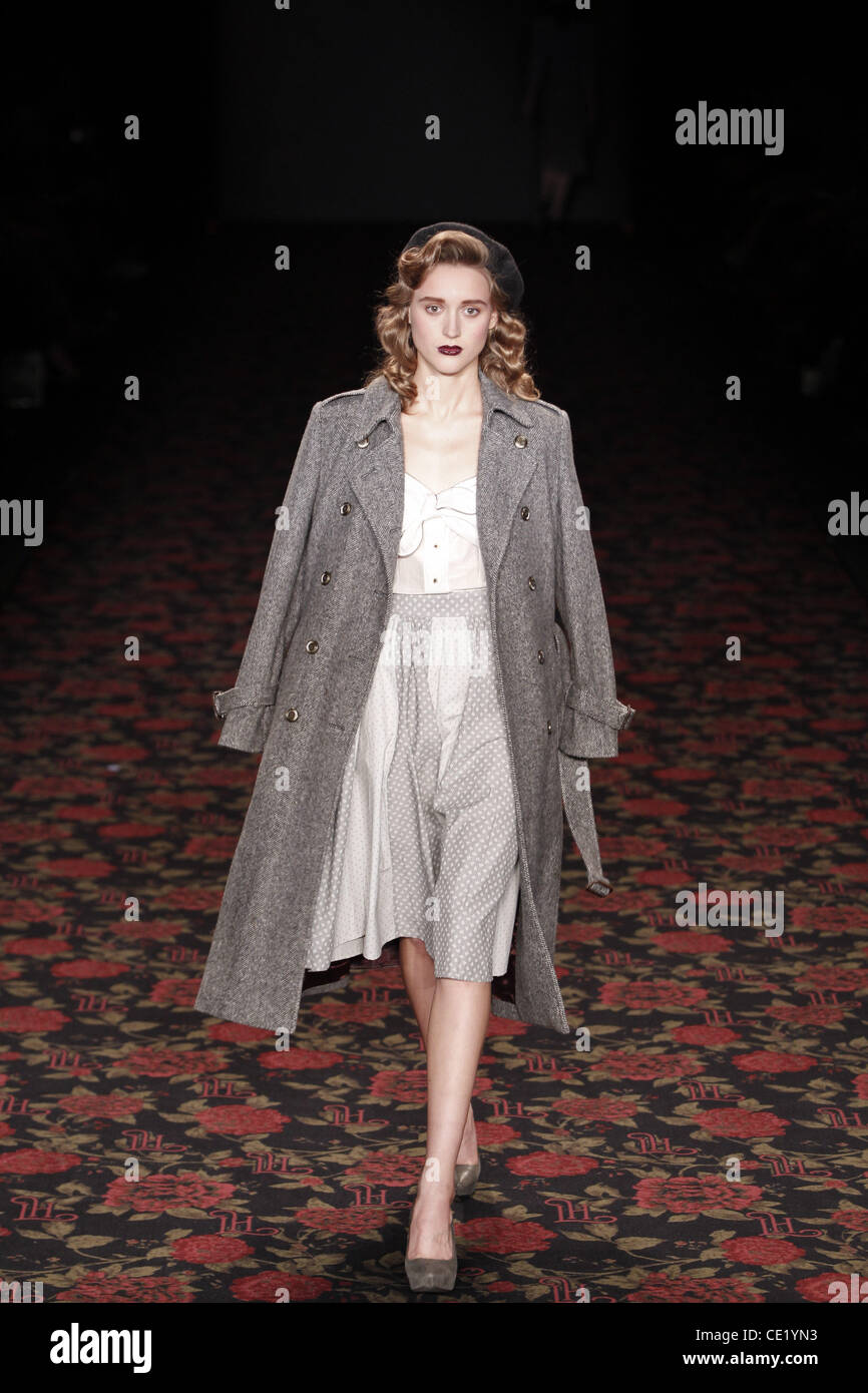 Modell auf Mercedes-Benz Fashion Week Berlin Herbst/Winter 2012 - Lena Hoschek - Catwalk im Fashion-Zelt am Brandenburger Tor (Brandenburger Tor). Berlin, Deutschland - 18.01.2012. Stockfoto