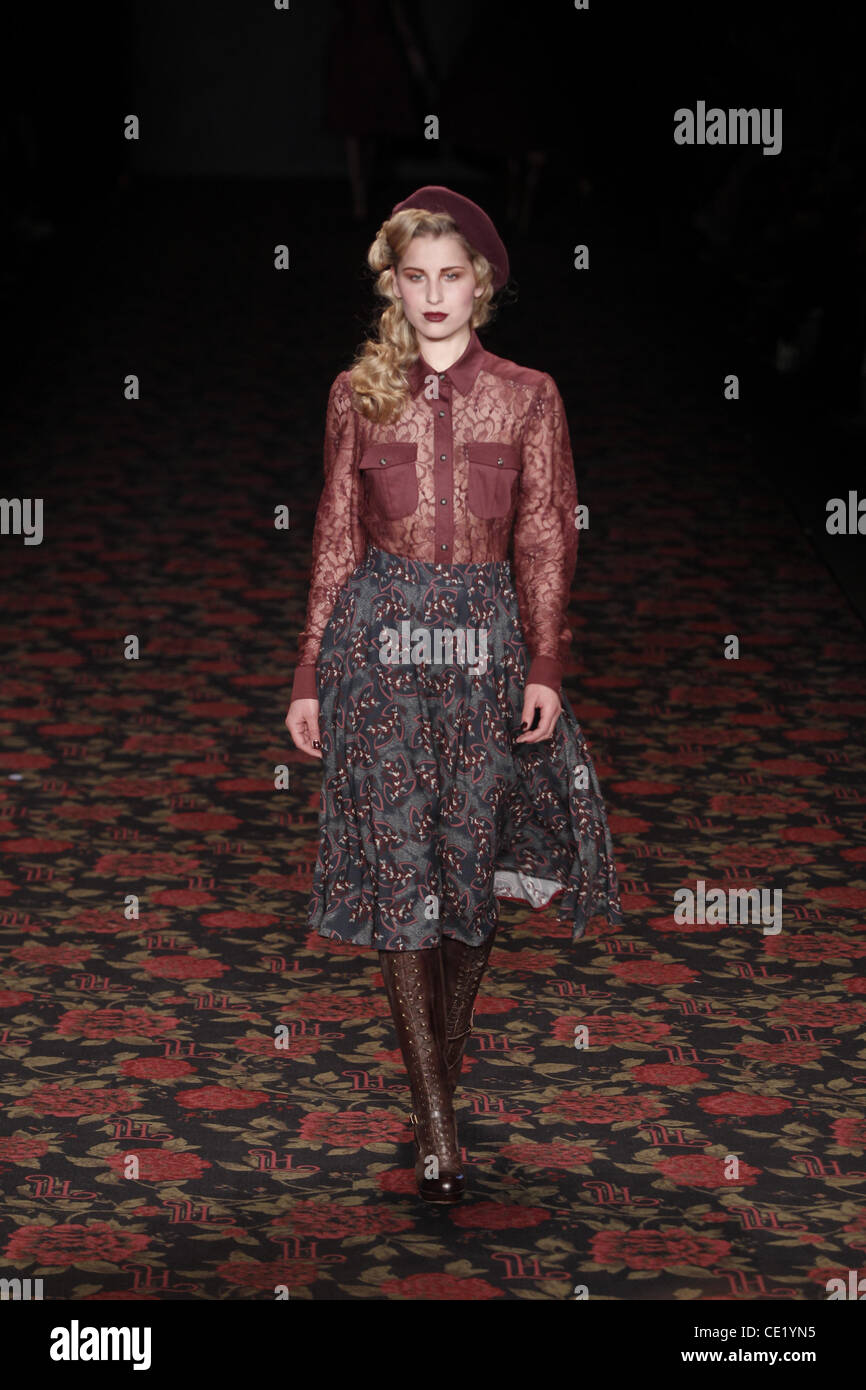 Modell auf Mercedes-Benz Fashion Week Berlin Herbst/Winter 2012 - Lena Hoschek - Catwalk im Fashion-Zelt am Brandenburger Tor (Brandenburger Tor). Berlin, Deutschland - 18.01.2012. Stockfoto