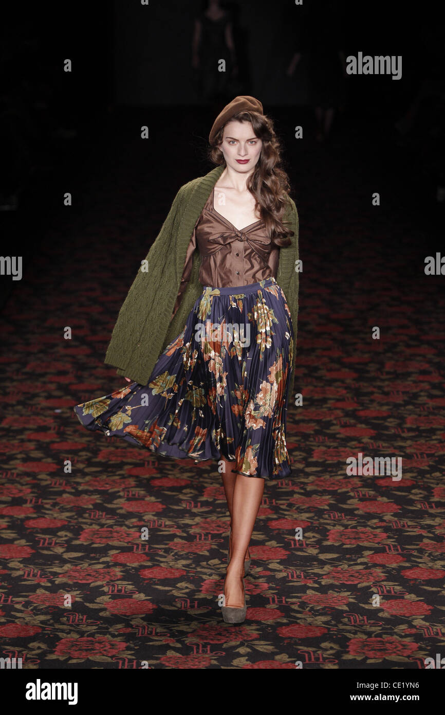 Modell auf Mercedes-Benz Fashion Week Berlin Herbst/Winter 2012 - Lena Hoschek - Catwalk im Fashion-Zelt am Brandenburger Tor (Brandenburger Tor). Berlin, Deutschland - 18.01.2012. Stockfoto