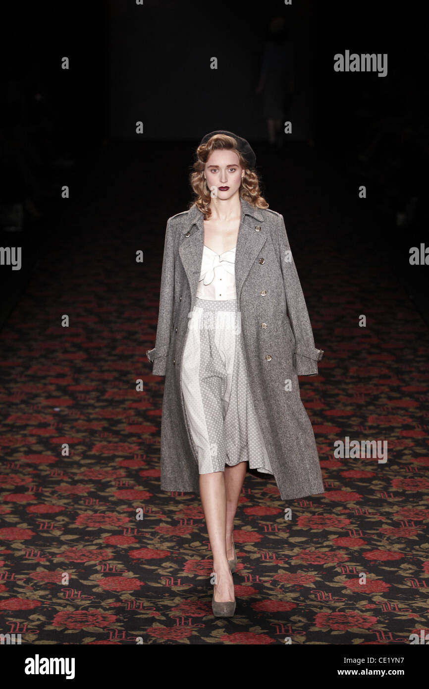 Modell auf Mercedes-Benz Fashion Week Berlin Herbst/Winter 2012 - Lena Hoschek - Catwalk im Fashion-Zelt am Brandenburger Tor (Brandenburger Tor). Berlin, Deutschland - 18.01.2012. Stockfoto