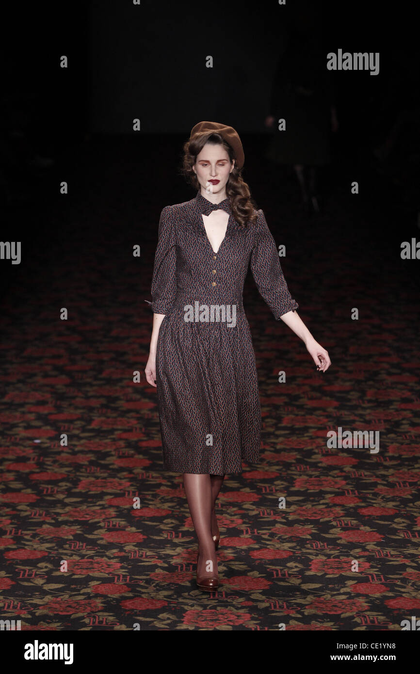 Modell auf Mercedes-Benz Fashion Week Berlin Herbst/Winter 2012 - Lena Hoschek - Catwalk im Fashion-Zelt am Brandenburger Tor (Brandenburger Tor). Berlin, Deutschland - 18.01.2012. Stockfoto