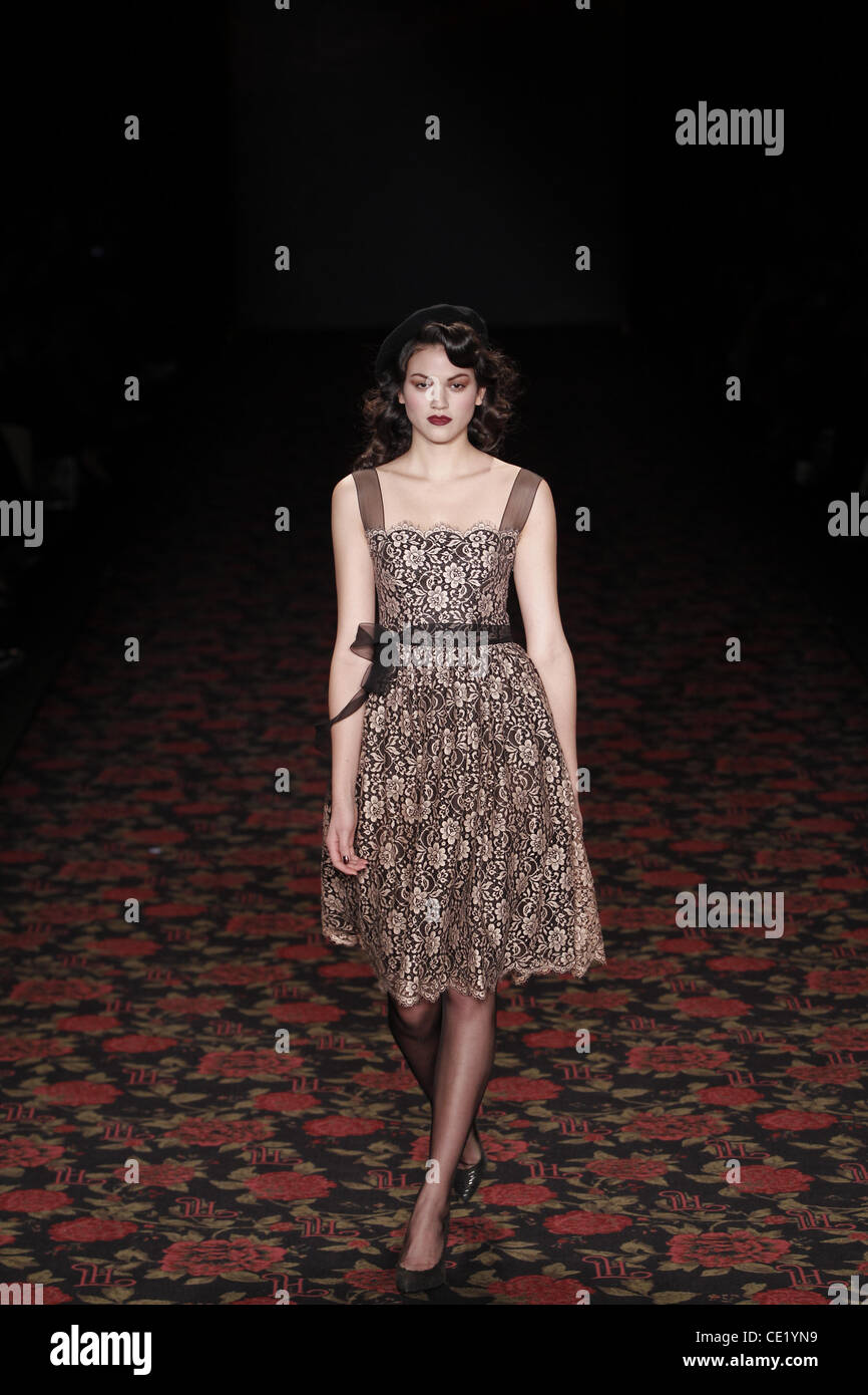 Modell auf Mercedes-Benz Fashion Week Berlin Herbst/Winter 2012 - Lena Hoschek - Catwalk im Fashion-Zelt am Brandenburger Tor (Brandenburger Tor). Berlin, Deutschland - 18.01.2012. Stockfoto