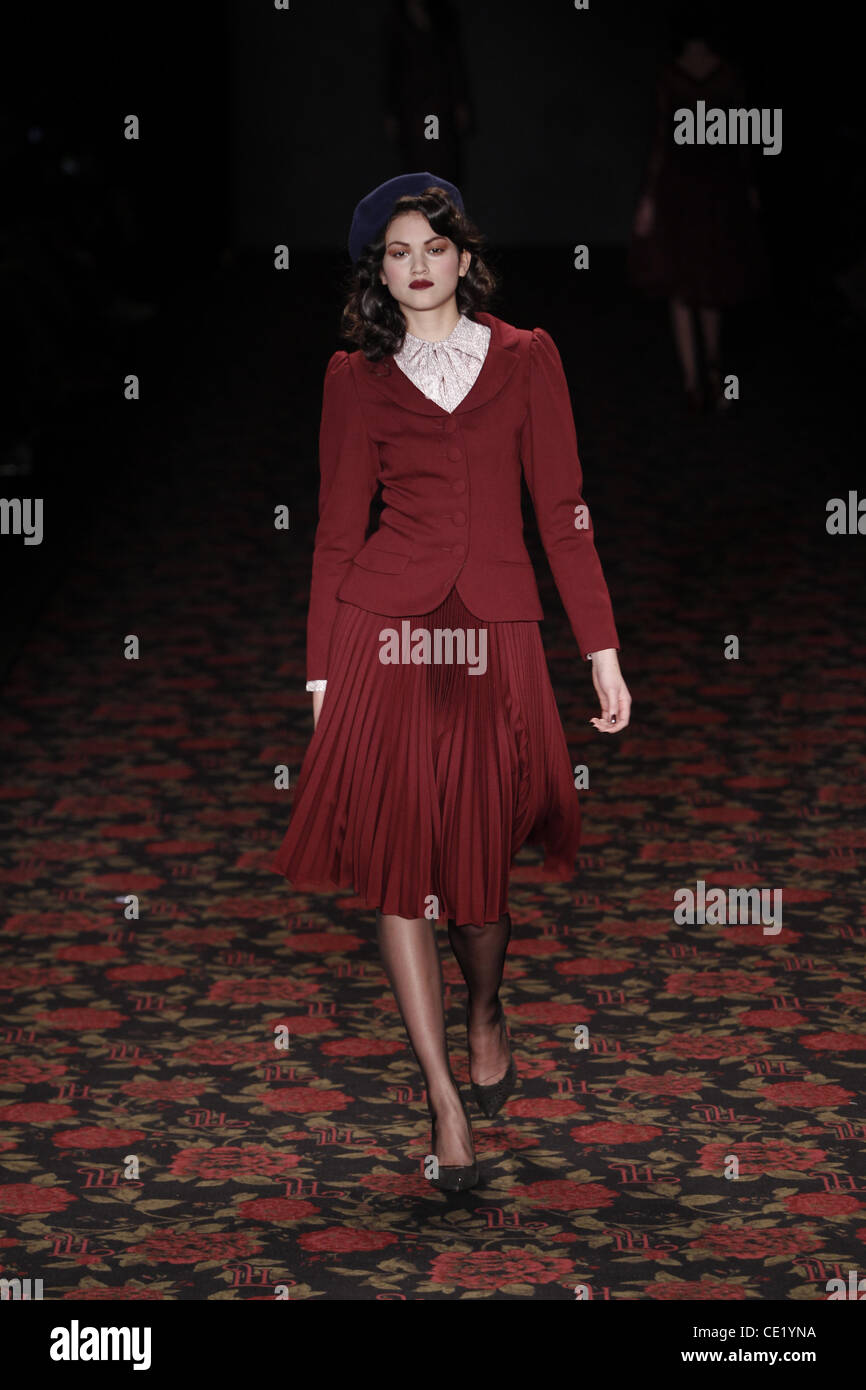 Modell auf Mercedes-Benz Fashion Week Berlin Herbst/Winter 2012 - Lena Hoschek - Catwalk im Fashion-Zelt am Brandenburger Tor (Brandenburger Tor). Berlin, Deutschland - 18.01.2012. Stockfoto