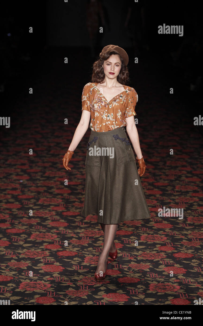 Modell auf Mercedes-Benz Fashion Week Berlin Herbst/Winter 2012 - Lena Hoschek - Catwalk im Fashion-Zelt am Brandenburger Tor (Brandenburger Tor). Berlin, Deutschland - 18.01.2012. Stockfoto