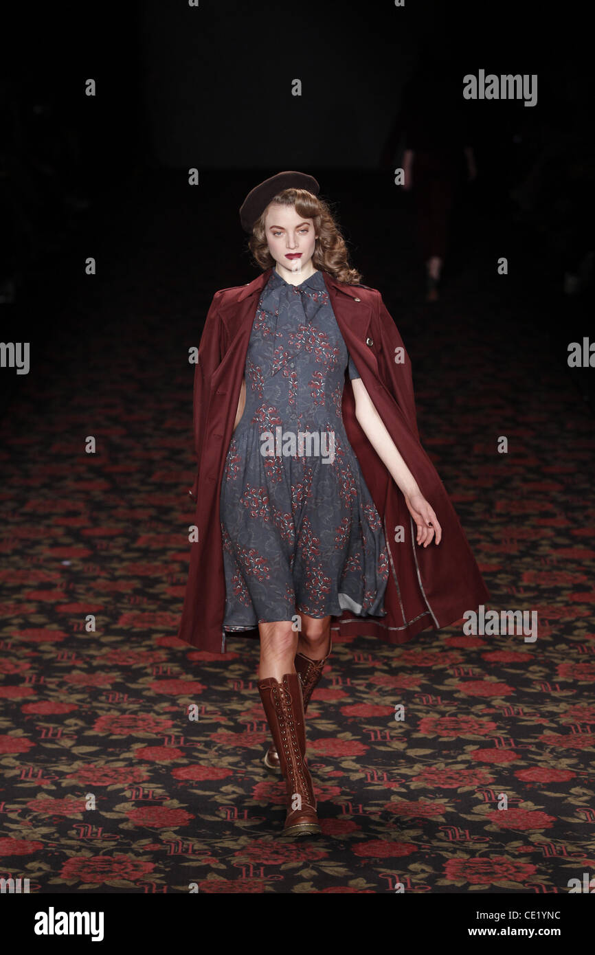 Modell auf Mercedes-Benz Fashion Week Berlin Herbst/Winter 2012 - Lena Hoschek - Catwalk im Fashion-Zelt am Brandenburger Tor (Brandenburger Tor). Berlin, Deutschland - 18.01.2012. Stockfoto