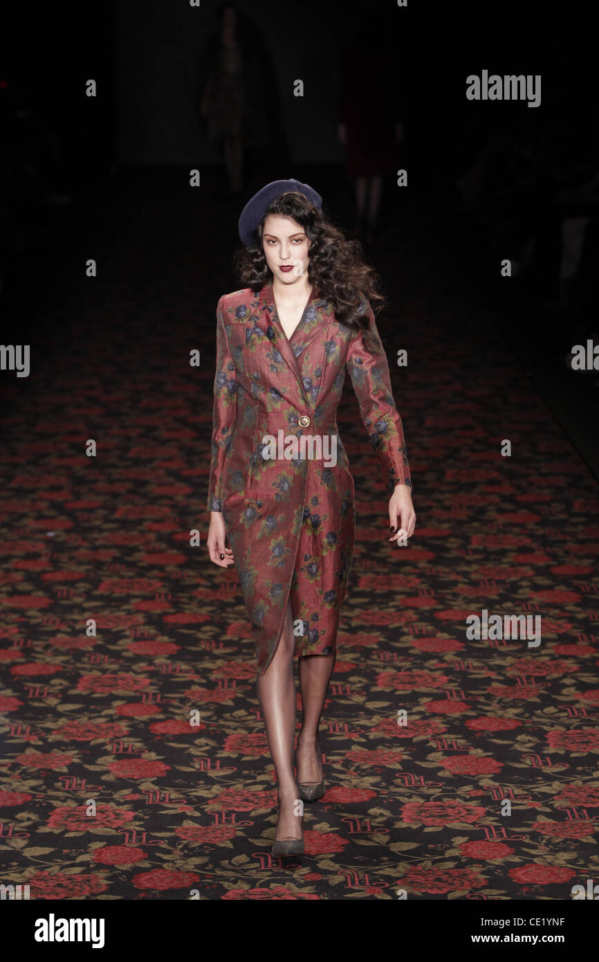 Rebecca Mir bei Mercedes-Benz Fashion Woche Berlin Herbst/Winter 2012 - Lena Hoschek - Catwalk im Fashion-Zelt am Brandenburger Tor (Brandenburger Tor). Berlin, Deutschland - 18.01.2012. Stockfoto