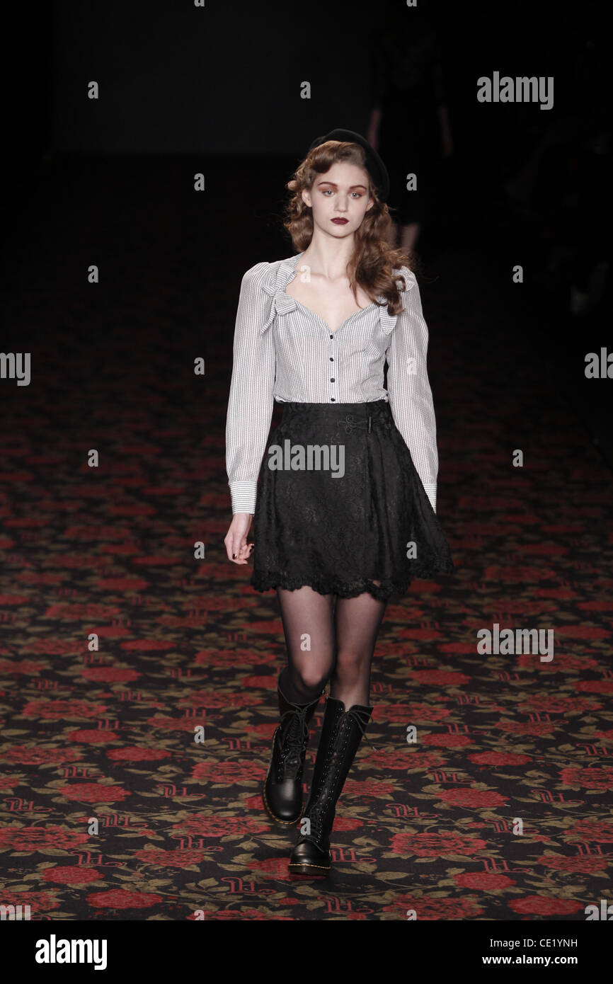 Modell auf Mercedes-Benz Fashion Week Berlin Herbst/Winter 2012 - Lena Hoschek - Catwalk im Fashion-Zelt am Brandenburger Tor (Brandenburger Tor). Berlin, Deutschland - 18.01.2012. Stockfoto