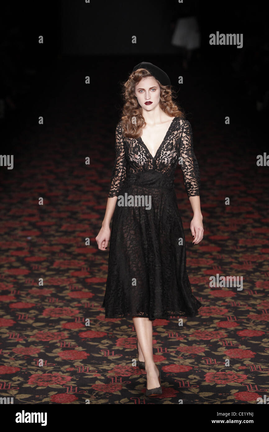Modell auf Mercedes-Benz Fashion Week Berlin Herbst/Winter 2012 - Lena Hoschek - Catwalk im Fashion-Zelt am Brandenburger Tor (Brandenburger Tor). Berlin, Deutschland - 18.01.2012. Stockfoto