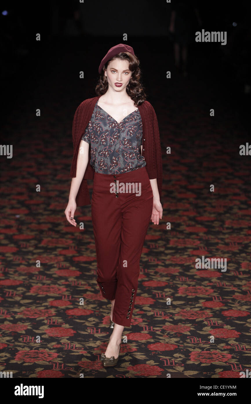 Modell auf Mercedes-Benz Fashion Week Berlin Herbst/Winter 2012 - Lena Hoschek - Catwalk im Fashion-Zelt am Brandenburger Tor (Brandenburger Tor). Berlin, Deutschland - 18.01.2012. Stockfoto
