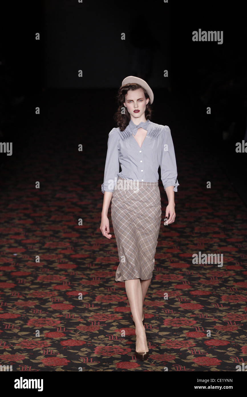 Modell auf Mercedes-Benz Fashion Week Berlin Herbst/Winter 2012 - Lena Hoschek - Catwalk im Fashion-Zelt am Brandenburger Tor (Brandenburger Tor). Berlin, Deutschland - 18.01.2012. Stockfoto