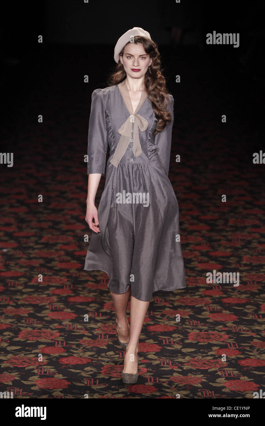 Modell auf Mercedes-Benz Fashion Week Berlin Herbst/Winter 2012 - Lena Hoschek - Catwalk im Fashion-Zelt am Brandenburger Tor (Brandenburger Tor). Berlin, Deutschland - 18.01.2012. Stockfoto