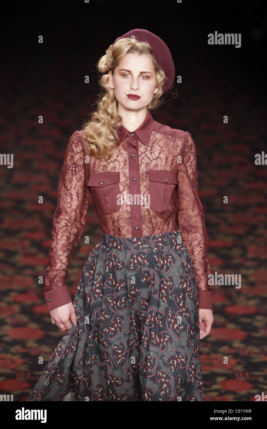Modell auf Mercedes-Benz Fashion Week Berlin Herbst/Winter 2012 - Lena Hoschek - Catwalk im Fashion-Zelt am Brandenburger Tor (Brandenburger Tor). Berlin, Deutschland - 18.01.2012. Stockfoto