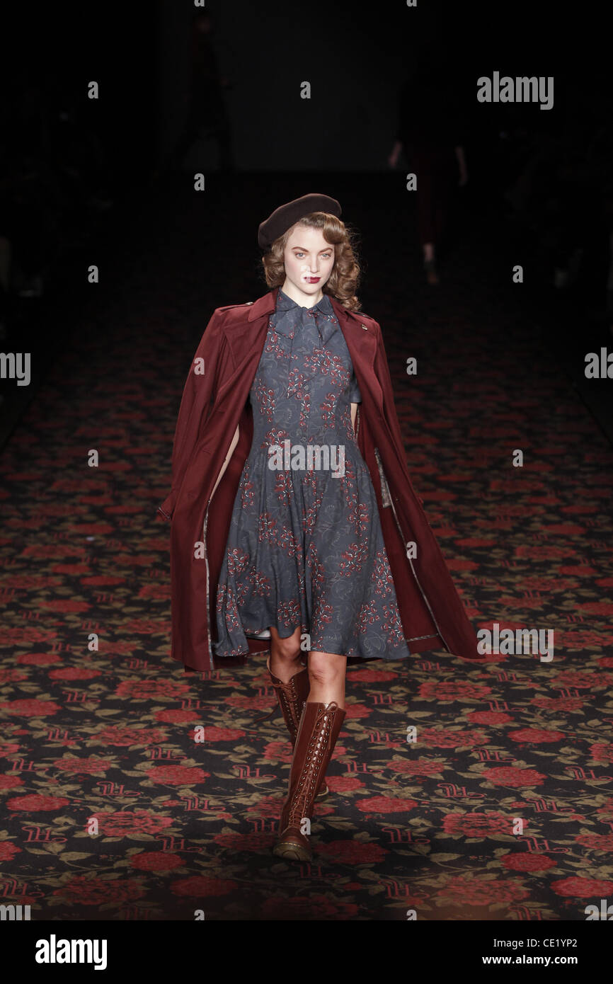 Modell auf Mercedes-Benz Fashion Week Berlin Herbst/Winter 2012 - Lena Hoschek - Catwalk im Fashion-Zelt am Brandenburger Tor (Brandenburger Tor). Berlin, Deutschland - 18.01.2012. Stockfoto