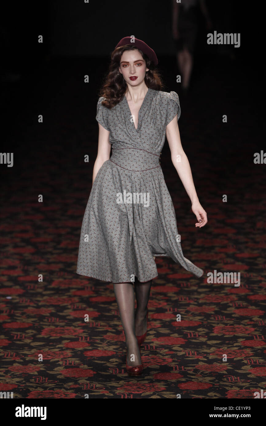 Modell auf Mercedes-Benz Fashion Week Berlin Herbst/Winter 2012 - Lena Hoschek - Catwalk im Fashion-Zelt am Brandenburger Tor (Brandenburger Tor). Berlin, Deutschland - 18.01.2012. Stockfoto