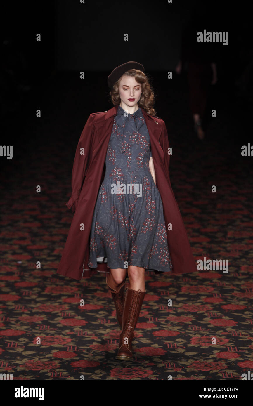 Modell auf Mercedes-Benz Fashion Week Berlin Herbst/Winter 2012 - Lena Hoschek - Catwalk im Fashion-Zelt am Brandenburger Tor (Brandenburger Tor). Berlin, Deutschland - 18.01.2012. Stockfoto