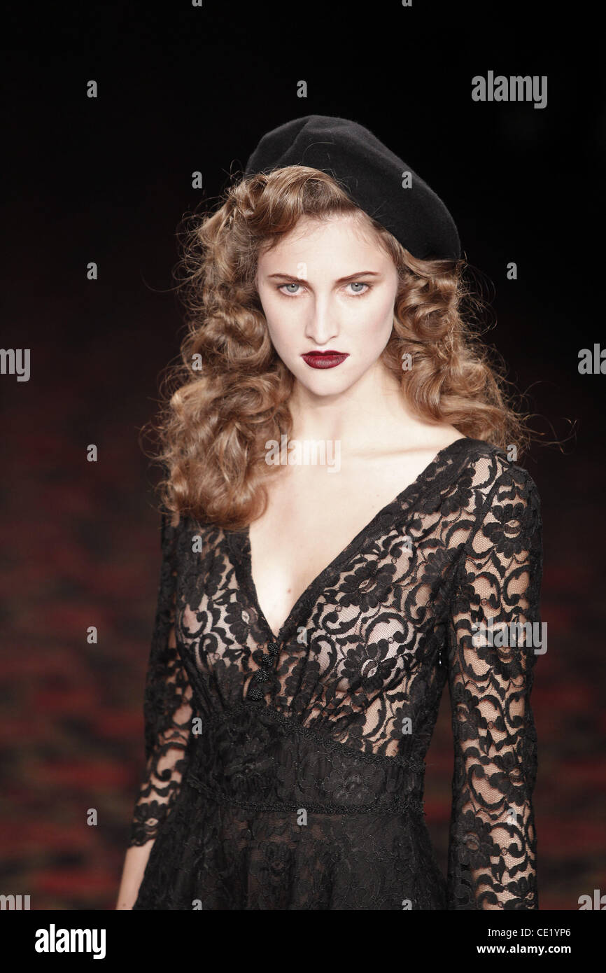 Modell auf Mercedes-Benz Fashion Week Berlin Herbst/Winter 2012 - Lena Hoschek - Catwalk im Fashion-Zelt am Brandenburger Tor (Brandenburger Tor). Berlin, Deutschland - 18.01.2012. Stockfoto