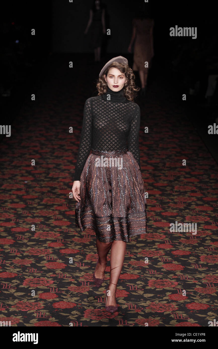 Modell auf Mercedes-Benz Fashion Week Berlin Herbst/Winter 2012 - Lena Hoschek - Catwalk im Fashion-Zelt am Brandenburger Tor (Brandenburger Tor). Berlin, Deutschland - 18.01.2012. Stockfoto