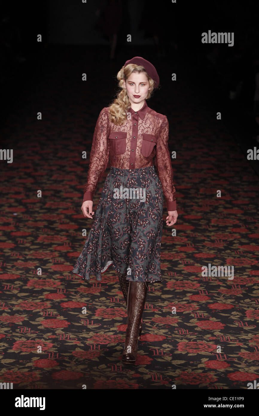 Modell auf Mercedes-Benz Fashion Week Berlin Herbst/Winter 2012 - Lena Hoschek - Catwalk im Fashion-Zelt am Brandenburger Tor (Brandenburger Tor). Berlin, Deutschland - 18.01.2012. Stockfoto